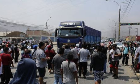 GREMIO ANUNCIA QUE PARO DE TRANSPORTISTAS ES INDEFINIDO