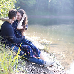 Un couple amoureux main dans la main, se promenant parmi les rangées de vignes pittoresques du Jura au coucher du soleil.