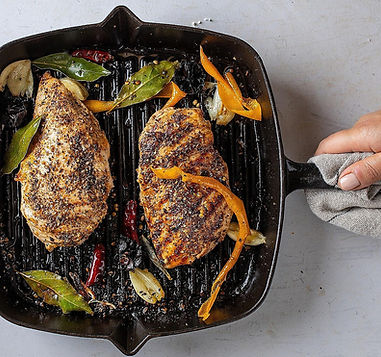 המרינדה המבוססת על חלב שקדים לא ממותק עושה פלאים לעוף - היא מרככת ומעססת אותו