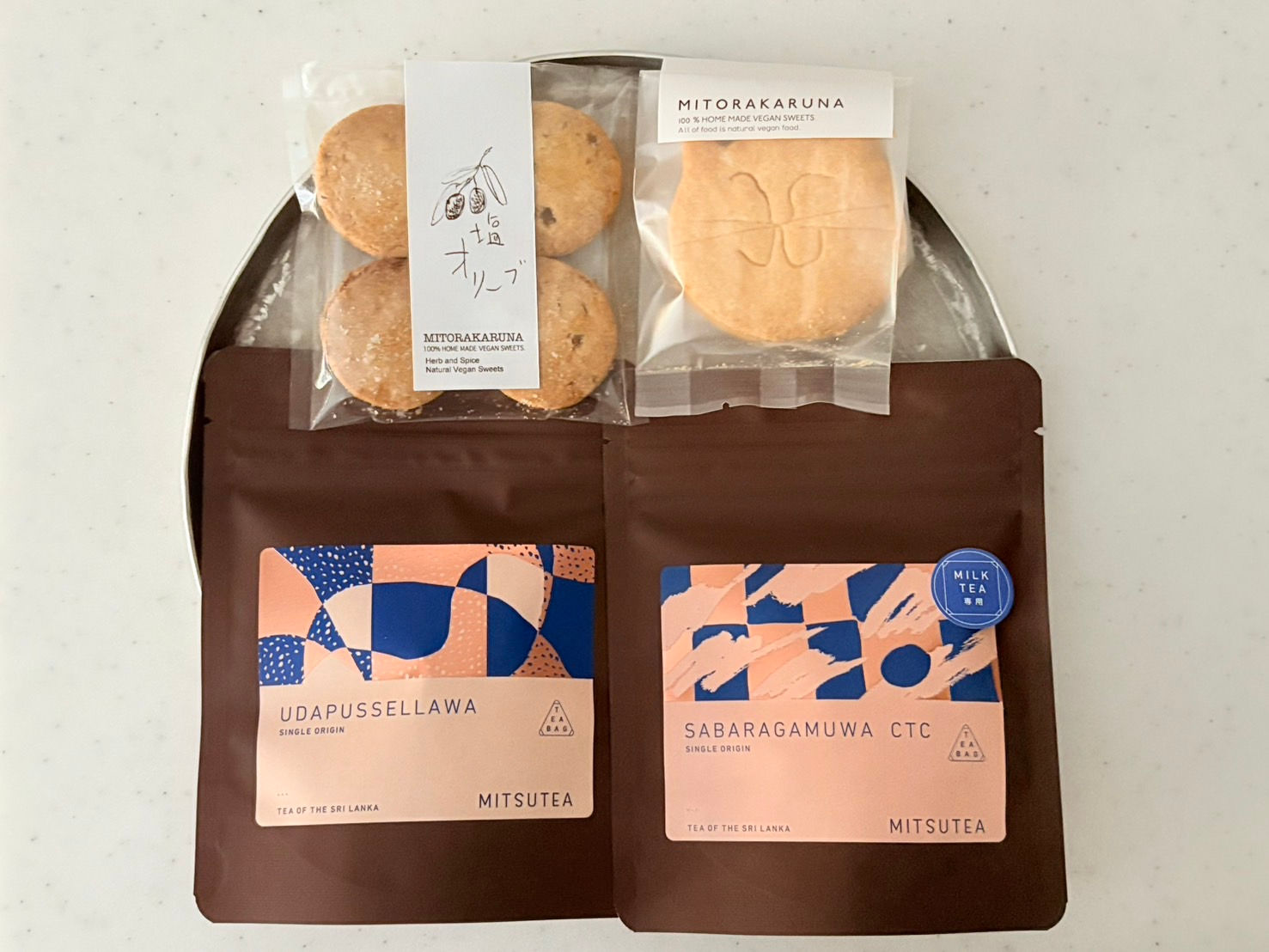 菜食菓子店ミトラカルナさんの焼き菓子2種と、紅茶(ティーバッグ)2種のセット