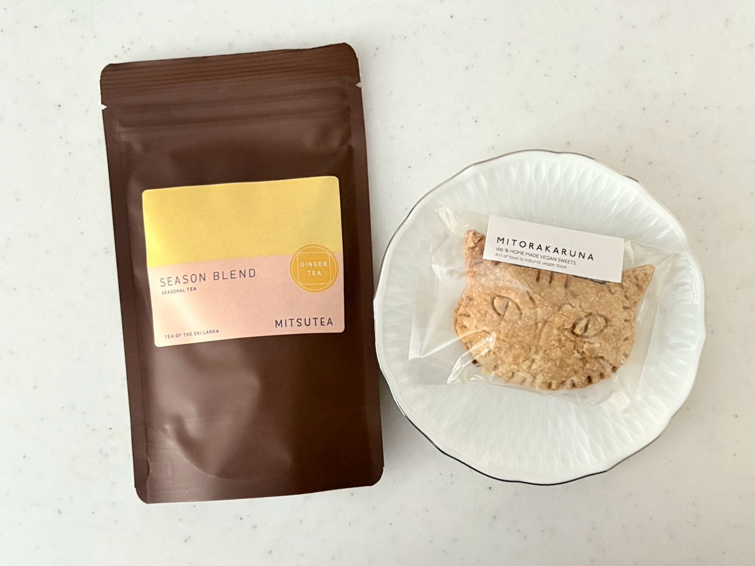 採食菓子店ミトラカルナさんの猫フェイス焼き菓子1種と、カラダが温まるジンジャーティー(リーフ)のセット