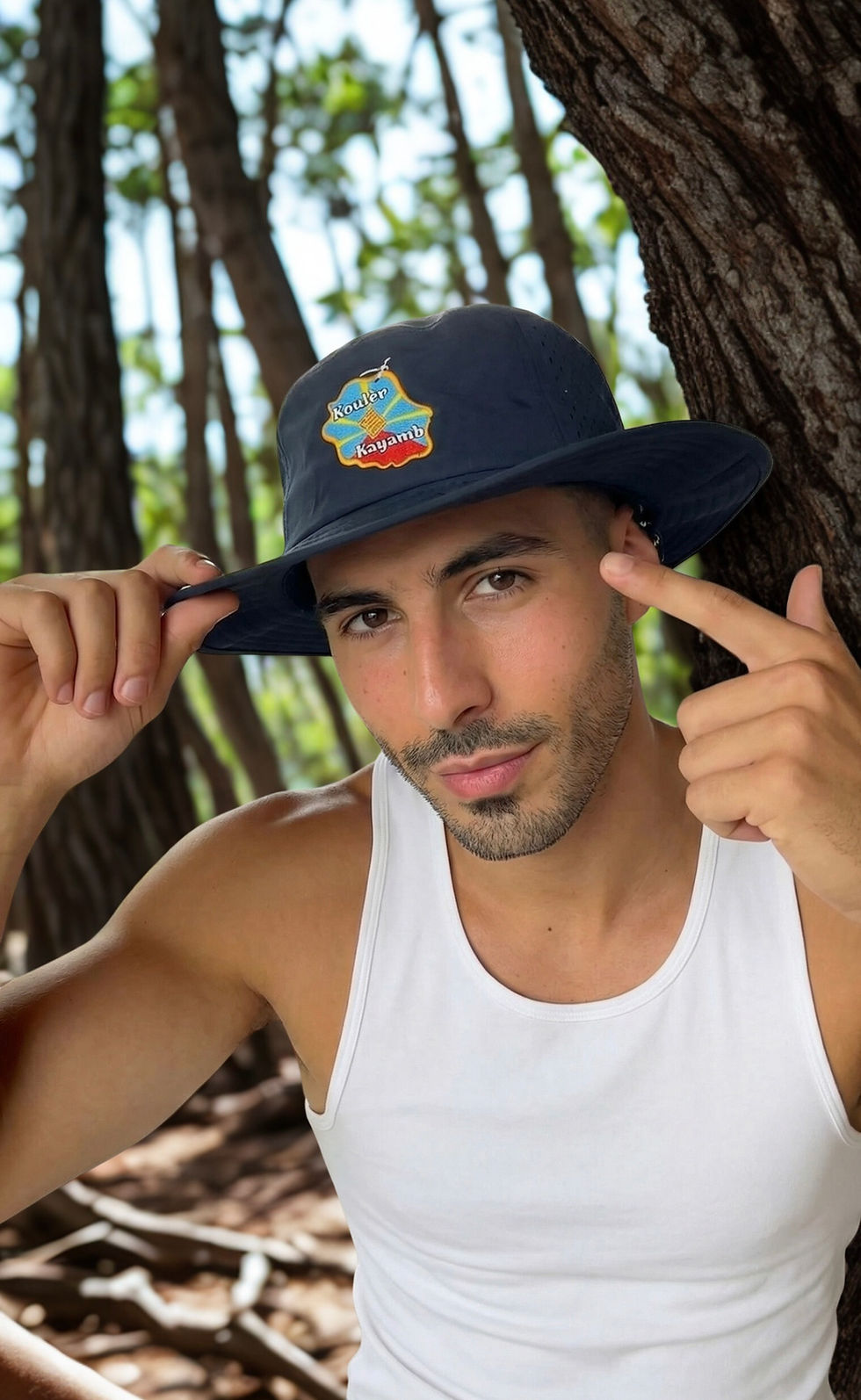 Les chapeaux mixtes Koulèr Kayamb sont disponibles en deux coloris : blanc et bleu marine. Conçus pour allier confort et protection, ils sont respirants, légers et dotés d’une protection anti-UV. Ajustables à l’arrière pour un maintien parfait, ils disposent également d’un cordon ajustable et amovible sous le menton. Ils s’adaptent ainsi à toutes les morphologies pour un confort optimal au quotidien. 
Logo brodé (pas de flocage).