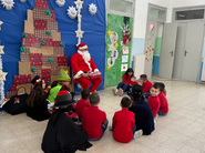A Natale la scuola diventa palcoscenico di comunità: dove ogni bambino brilla e ogni legame si rafforza!