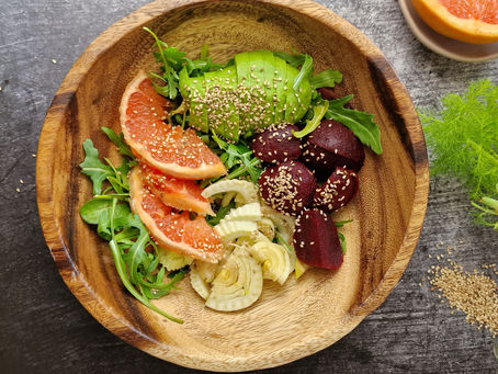 Sallatë detox e pasur me vitaminë K,folate,vitaminë C dhe antioksidantë