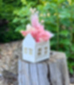 Zartes Blumenarrangement in Hausform