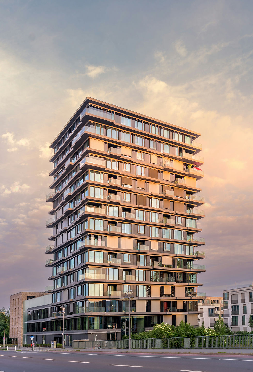 Modernes Wohnhaus mit vielen Wohneinheiten (Wohnungen)