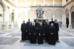 Colegiales en el claustro