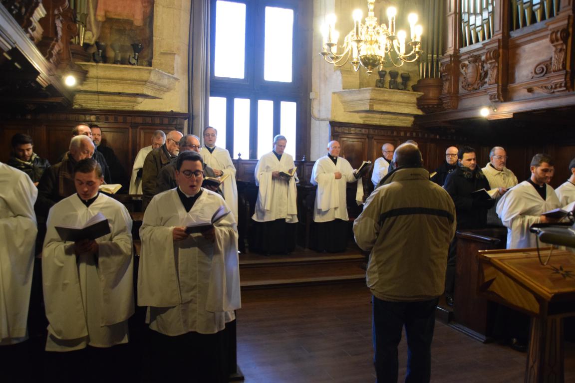 Triduo 3 Laudes coro 1.JPG