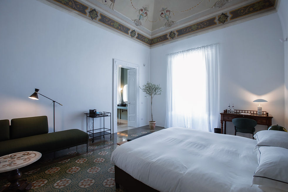 Dettagli della camera con volta affrescata a Palazzo Piccinno