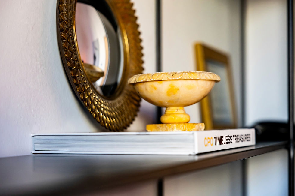 Panoramic view of the Primitivo Terrace room with details of the iron furnitures