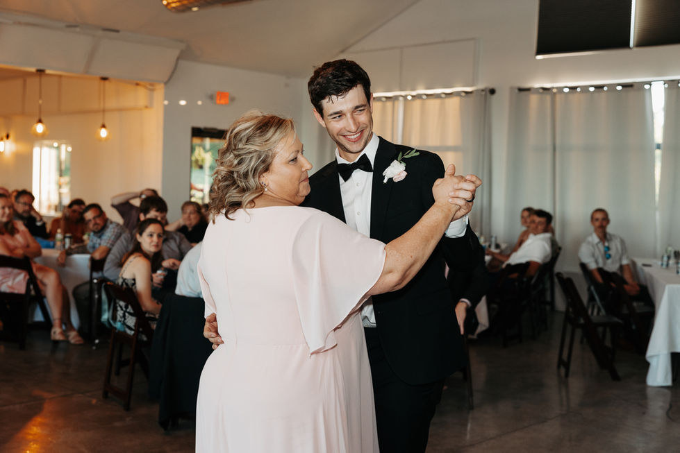 Whimisical Wedding at Koru Berry Farm In Iowa - Elizabeth Ann Photography-35