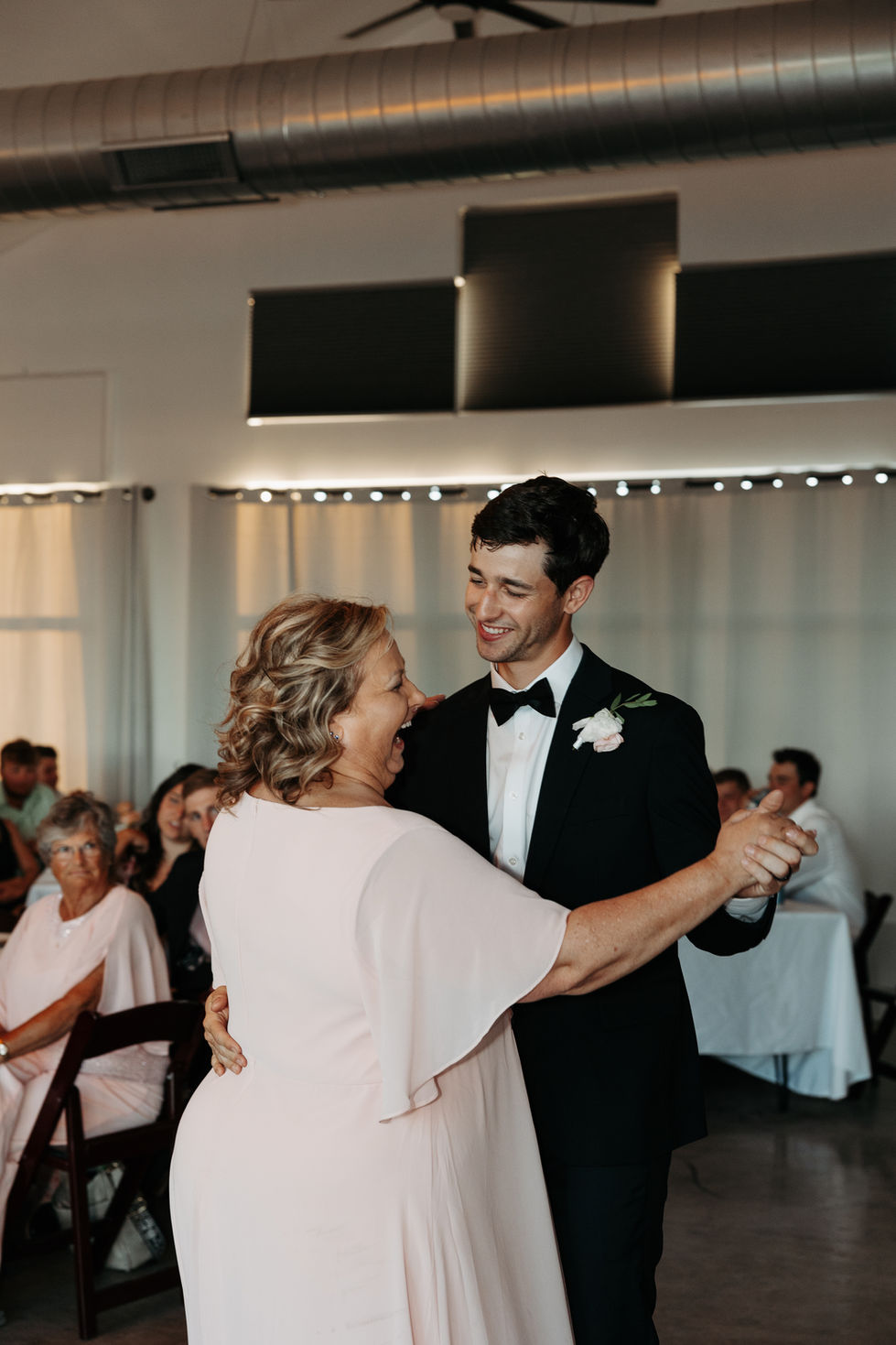 Whimisical Wedding at Koru Berry Farm In Iowa - Elizabeth Ann Photography-17