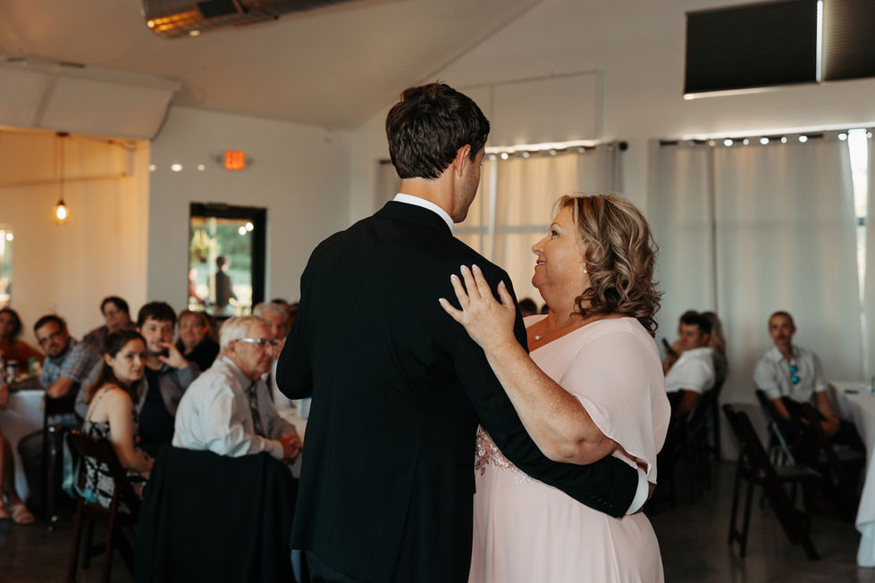 Whimisical Wedding at Koru Berry Farm In Iowa - Elizabeth Ann Photography-34