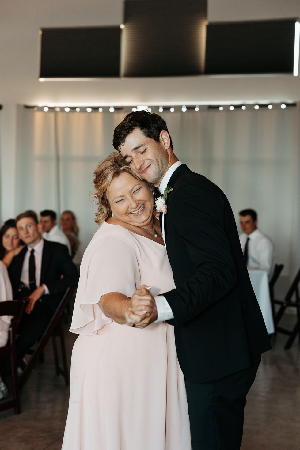 Whimisical Wedding at Koru Berry Farm In Iowa - Elizabeth Ann Photography-19