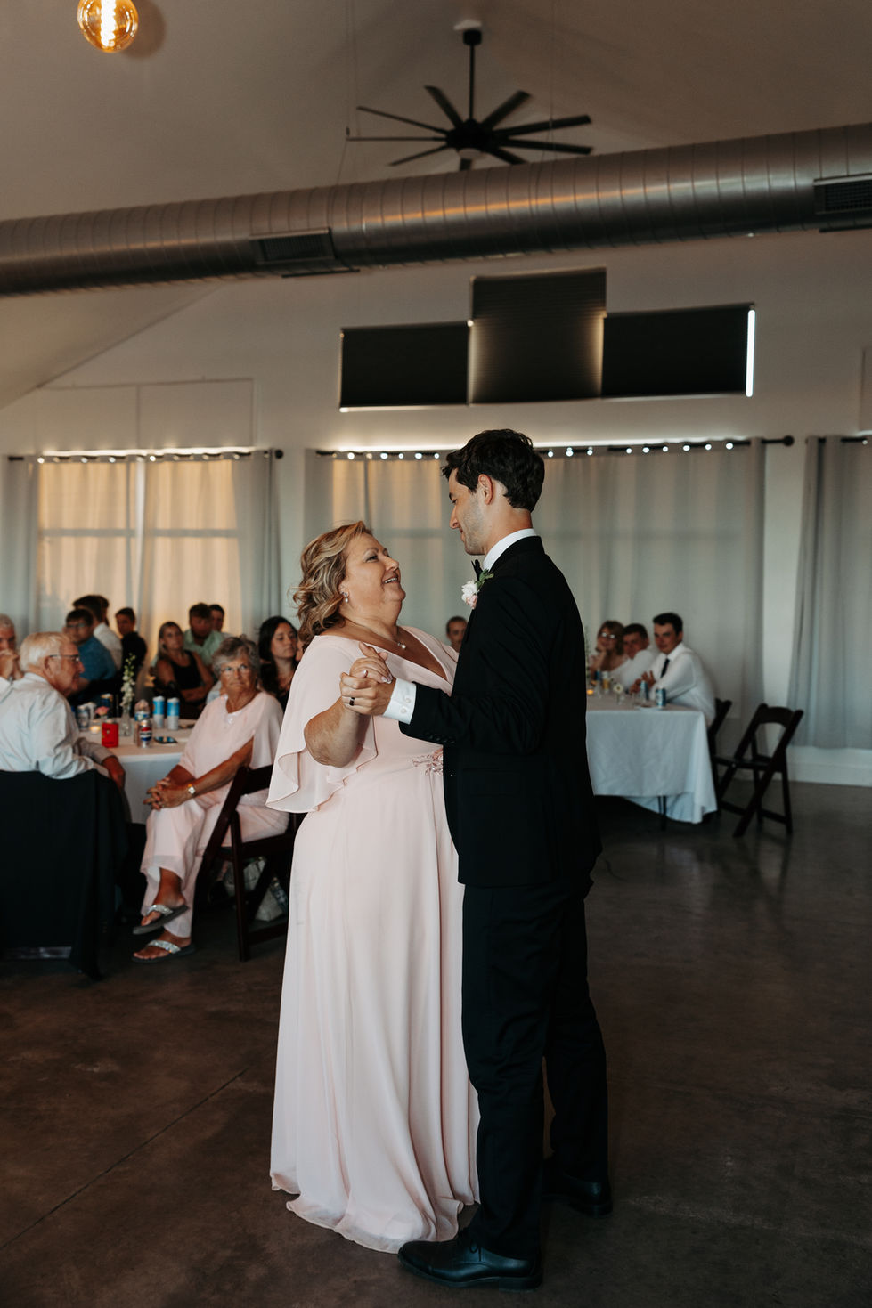 Whimisical Wedding at Koru Berry Farm In Iowa - Elizabeth Ann Photography-18