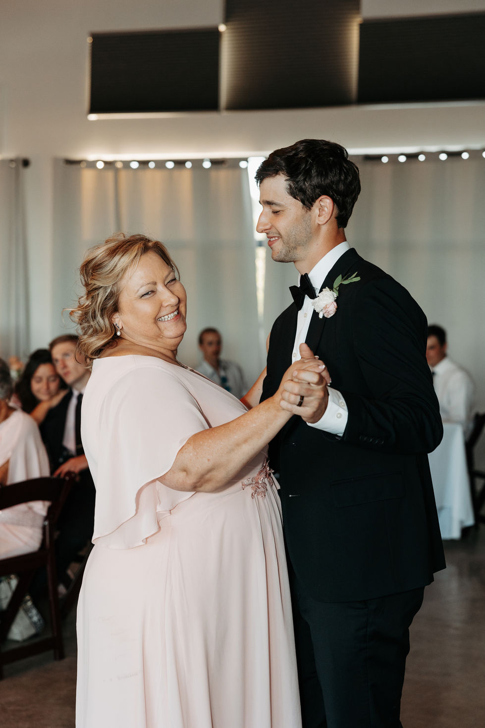 Whimisical Wedding at Koru Berry Farm In Iowa - Elizabeth Ann Photography-24