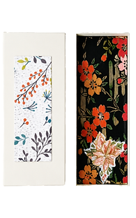 Boîte habillé de soie de kimono avec des teintes blanches, noir et rouge ornée de fleurs