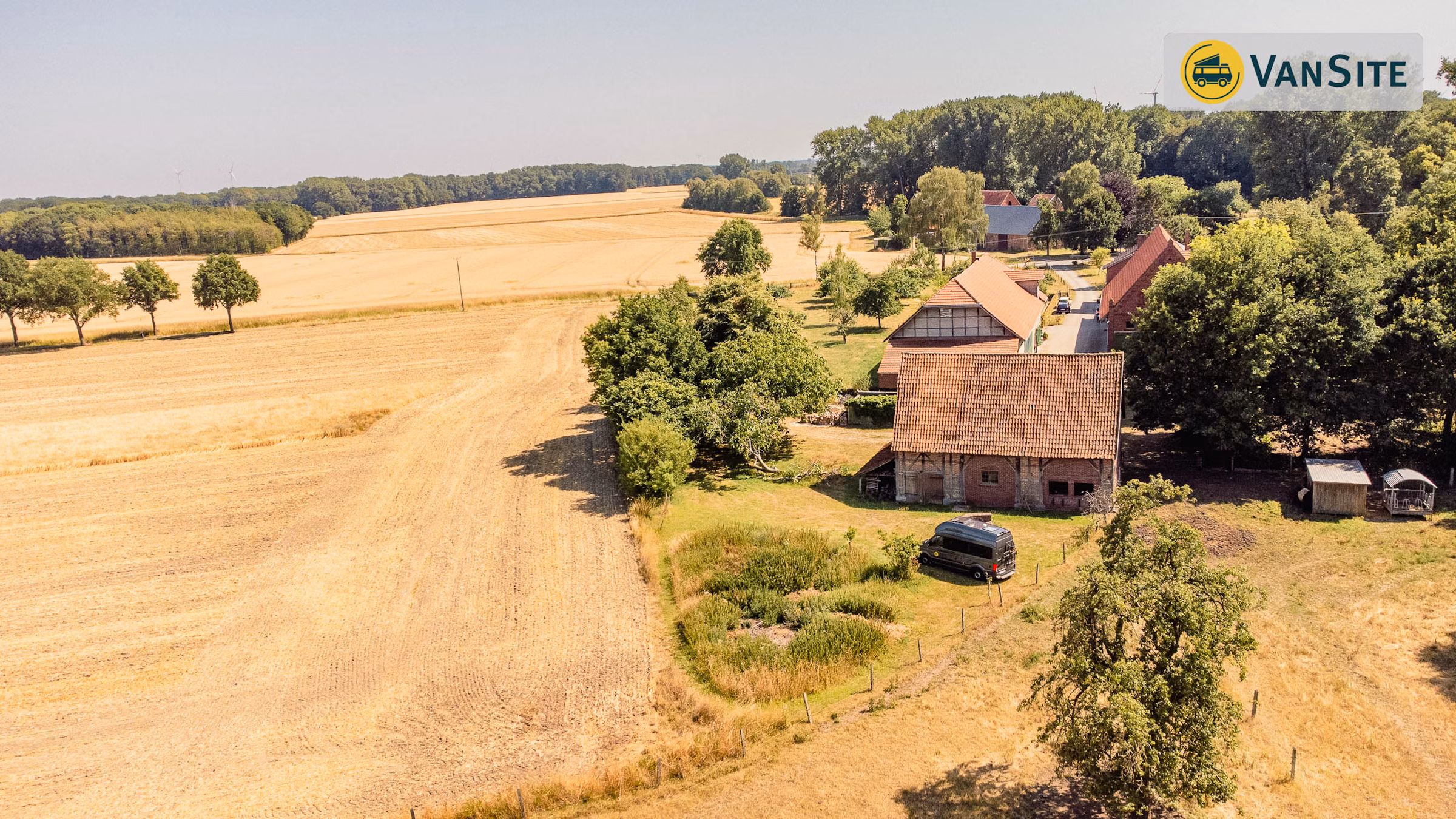 Sicht auf den Camping Platz auf einem Bauernhof von oben