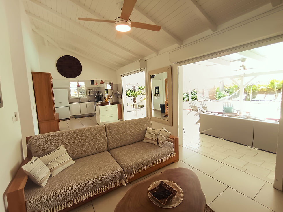 Salon intérieur TV connectée d’une villa de vacances avec piscine privée à Saint-François, Guadeloup