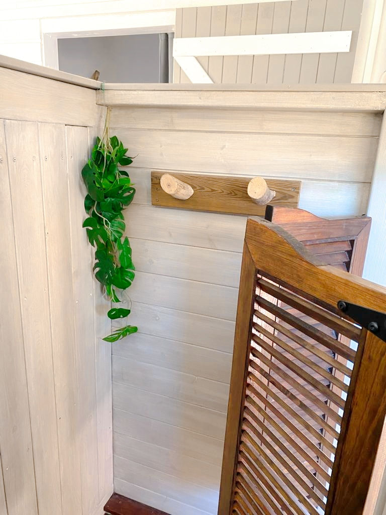 Douche extérieure d’une villa de vacances avec piscine privée à Saint-François, Guadeloupe