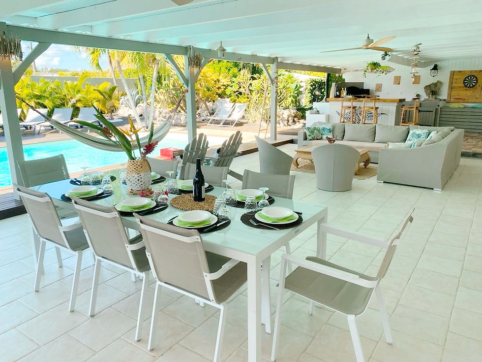 Salon salle à manger d’une villa de vacances avec piscine privée à Saint-François, Guadeloupe
