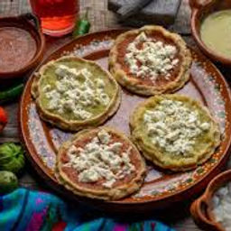 Organiza una fiesta vibrante con nuestra tradicional taquiza. Una variedad de guisados y tortillas recién hechas para un ambiente festivo.