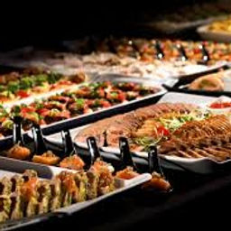Buffet oriental con platos aromáticos.