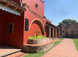 Hacienda San Mateo es un rincón de paz y belleza que transporta a sus invitados a una época de elegancia y tradición. Con sus muros de adobe y sus jardines cuidadosamente diseñados, es el lugar perfecto para bodas, bautizos y reuniones familiares que buscan un ambiente cálido y auténtico. Sus espacios versátiles se adaptan a cualquier necesidad, garantizando una celebración inolvidable.