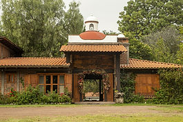 Finca Villa Mexicana es el escenario perfecto para eventos que buscan un ambiente festivo y tradicional. Sus espacios amplios y llenos de color, junto con su toque auténtico, la hacen ideal para bodas, fiestas y reuniones que celebran la riqueza cultural de México. Aquí, cada detalle está pensado para crear una atmósfera de alegría y celebración.