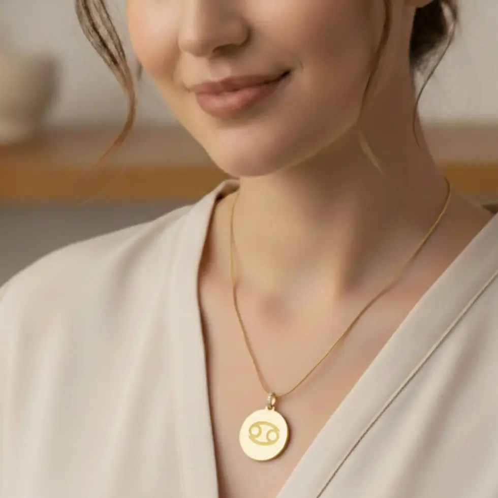 Altın kaplama Yengeç burcu kolyesi takan kadın model – zarif ve duygusal görünüm