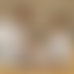 Un enfant qui écoute l'enseignement martial provenant d'un adulte