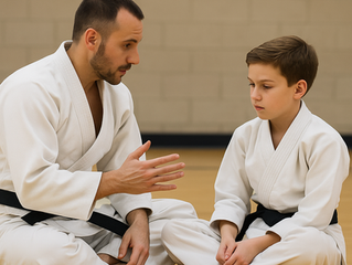 Un enfant qui écoute l'enseignement martial provenant d'un adulte