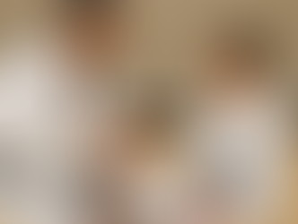 Un enfant qui écoute l'enseignement martial provenant d'un adulte