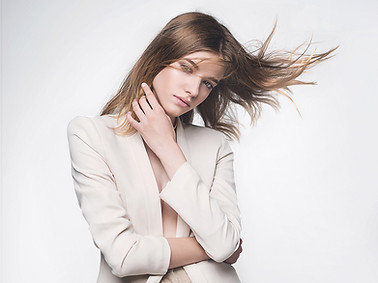 Modèle debout, cheveux au vent, pose dynamique et expressive