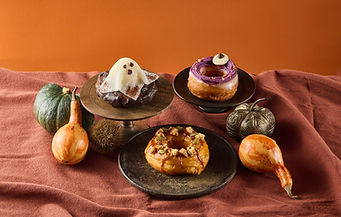 ハロウィンの気分を盛り上げる！おばけやモンスターモチーフの
期間限定ドーナツ3種が10月6日(火)より登場！おばけのスリーブのクッキー缶も同日発売。