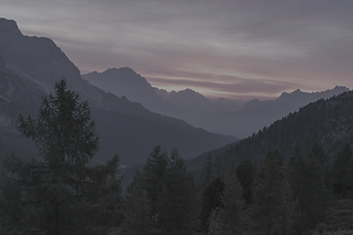 beau-paysage-chaine-montagnes-entouree-sapins-sous-ciel-coucher-soleillll.png