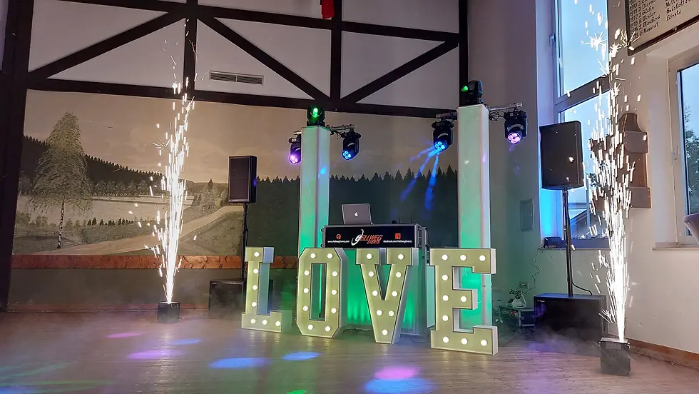 Hochzeitsaufbau mit Kaltfunken, DJ-Technik und beleuchteten LOVE-Buchstaben