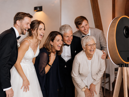 Fotorealistische Veranstaltungsszene zum Thema „Fotobox auf der Hochzeit: Lohnt sich das mieten wirklich?“