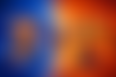 Geteilte Illustration: Links ein überreiztes Gehirn mit emotionaler Überempfindlichkeit, rechts Konflikte und belastende Umgebung. Die Kombination aus biologischer Sensibilität und schwierigen Erfahrungen führt zu emotionalem Schmerz und Rückzug.