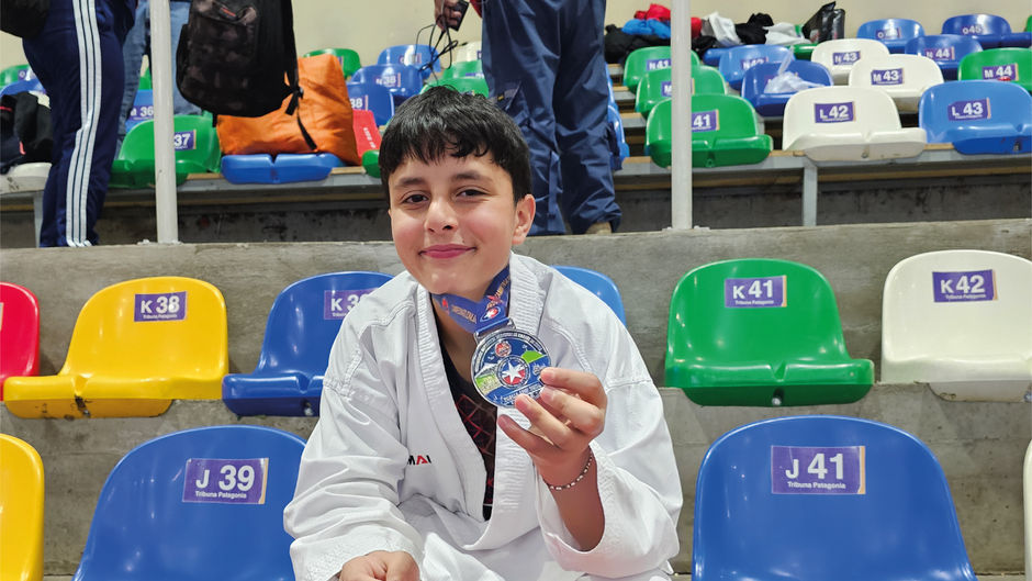 Vicente Espinoza, estudiante de 6° Básico A, destaca en el Campeonato Zonal Sur de Karate 2026
