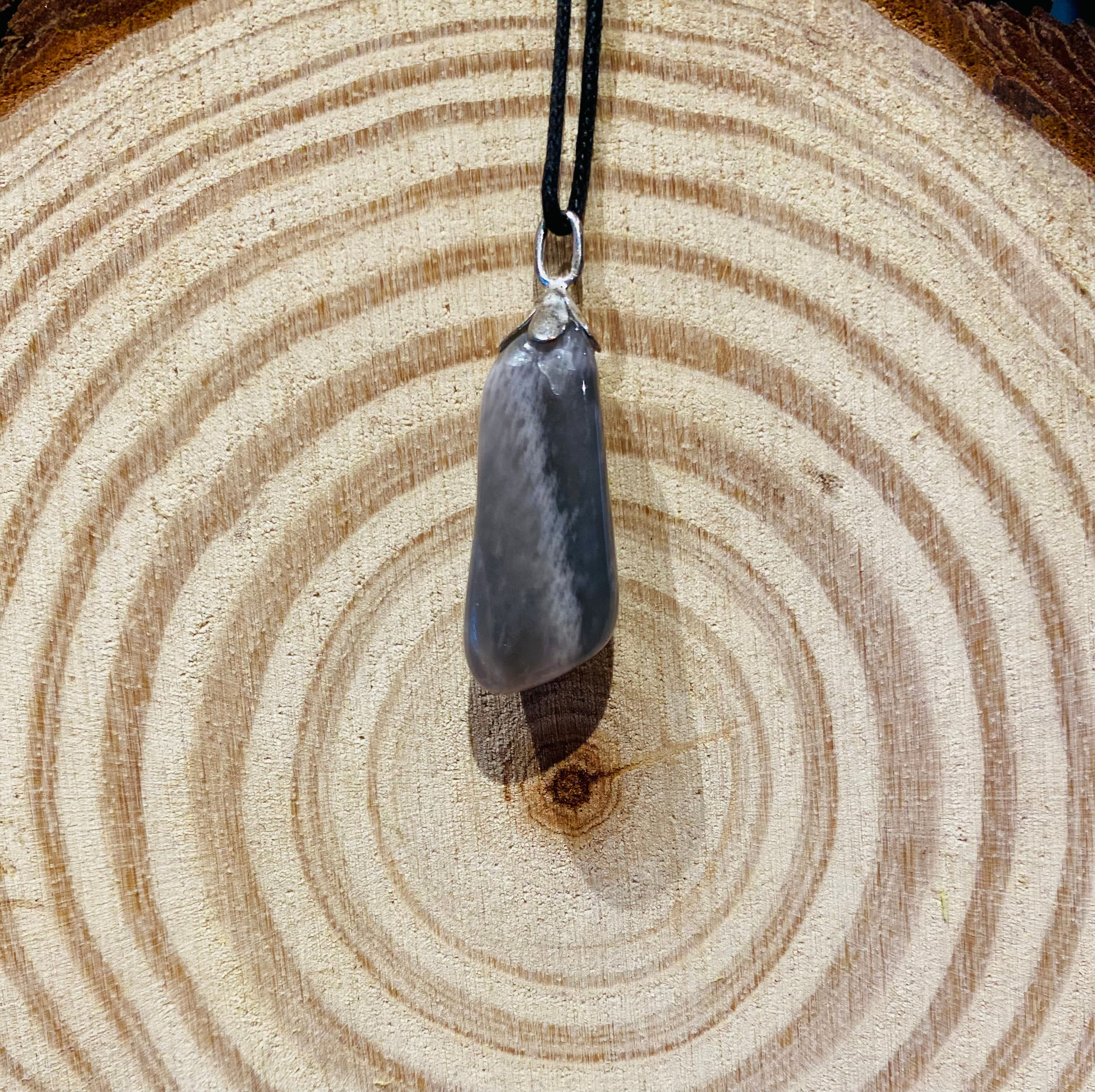 Collier pendentif en agate grise