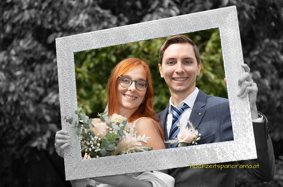 Hochzeitspaar mit Bilderrahmen