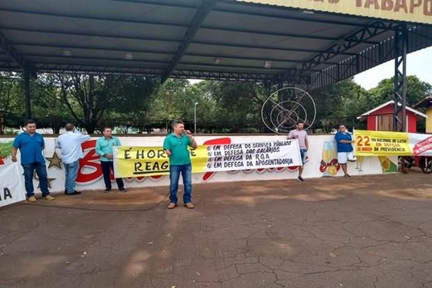 Professores da rede pública de ensino aderiram ao dia de Luta em Defesa da Previdência.