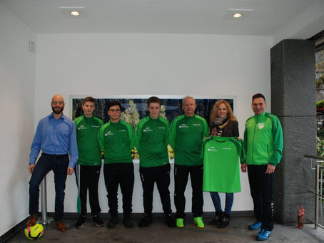 Volksbank stattet Schiedsrichter aus