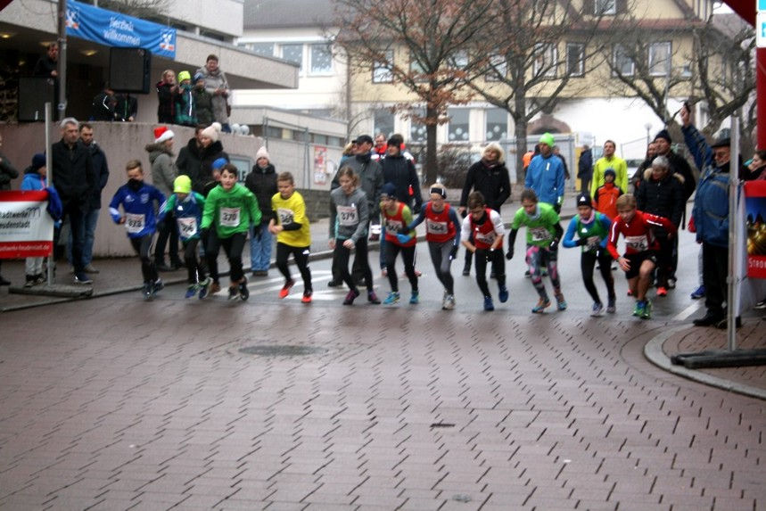 Das Bild zeigt Ann-Kathrin und Sabrina rechts im Bild beim Start.
