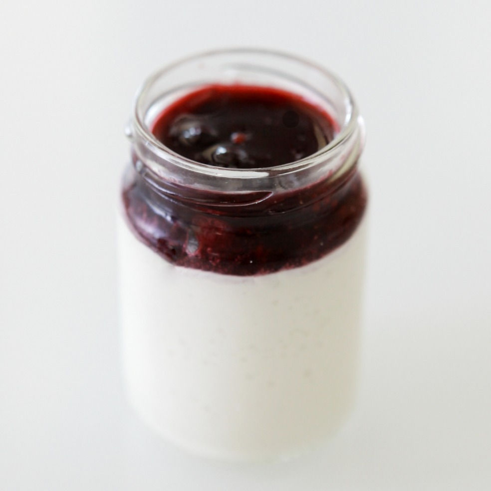 מעדן עוגת גבינא עם פירות יער/מנגו 212 מ"ל