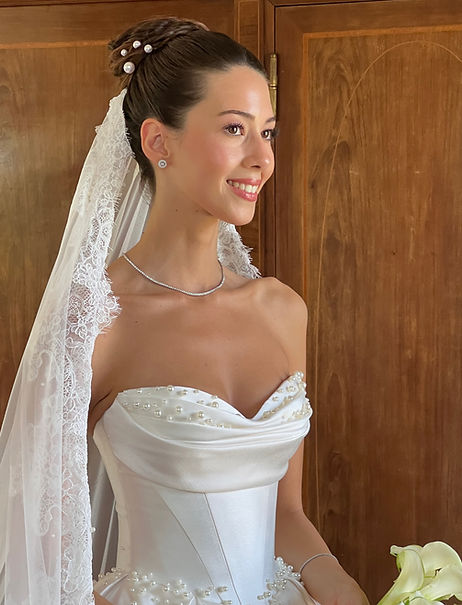 Coiffure de mariée élégante à Marrakech/ Pays Basque – chignon sophistiqué par Aymakeup