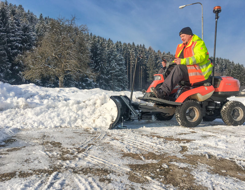 Schneeräumung mit dem Aufsitz-Räumgerät