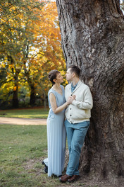 mantic couple photoshoot in a Cardiff park by Nuria Serna Photography