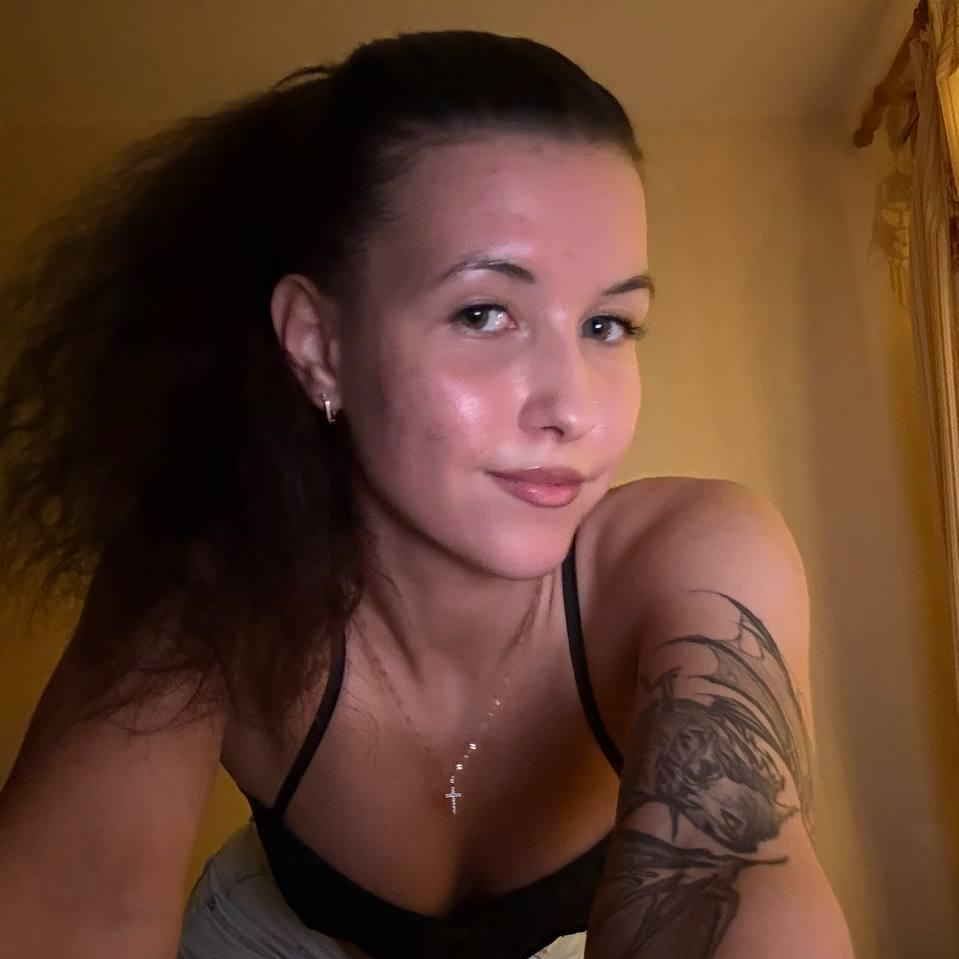 keeleyharris live cam model Woman from Latvia  on Slutbate